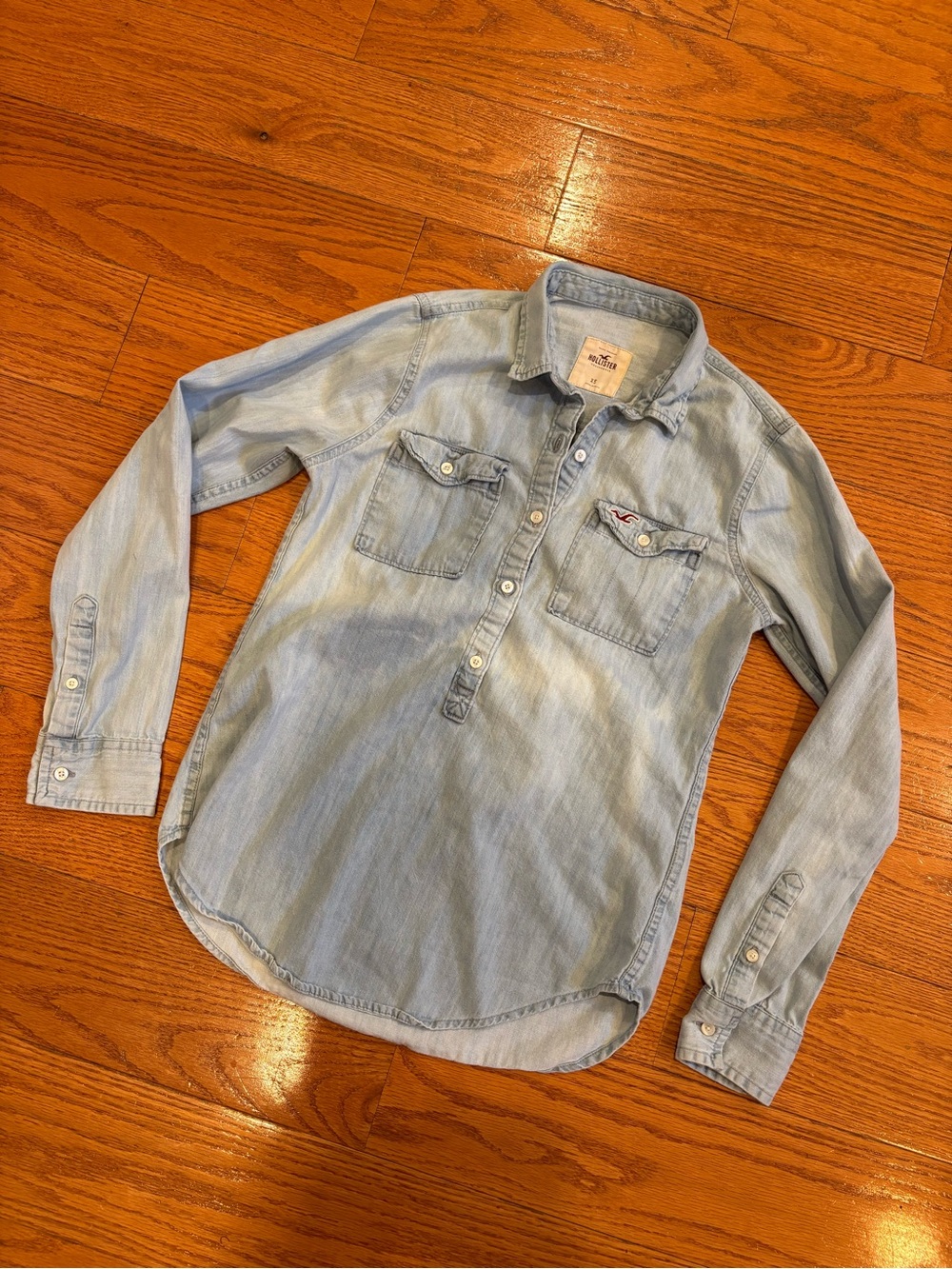 Hollister Light Wash Chambray Denim Button Front Shirt XS Casual Coastal Cowgirl